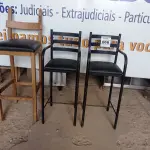 LOTE 066 - 02 CADEIRINHAS INFANTIL E 01 BANQUETA. (NO ESTADO, NÃO SABEMOS SE FUNCIONA. LEILÃO NÃO TEM GARANTIA E NEM DEVOLUÇÃO).