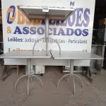 LOTE 045 - 03 MESAS COM TAMPO DE MADEIRAS E PÉS DE FERRO MEDINDO 90CMX90CM. (NO ESTADO, NÃO SABEMOS SE FUNCIONA. LEILÃO NÃO TEM GARANTIA E NEM DEVOLUÇÃO).