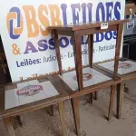 LOTE 038 - 04 MESAS DE MADEIRA, SENDO 03 COM TAMPO DE AZULEJO MEDINDO 80CMX80CM. (NO ESTADO, NÃO SABEMOS SE FUNCIONA. LEILÃO NÃO TEM GARANTIA E NEM DEVOLUÇÃO).