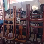 LOTE 553 - 08 CADEIRAS EM MADEIRA COM ASSENTO ALMOFADADO (NO ESTADO) ATENÇÃO! FAZER A VISITAÇÃO ANTES DE ARREMATAR, NÃO SABEMOS SE FUNCIONA. LEILÃO NÃO TEM GARANTIA E NEM DEVOLUÇÃO, SUJEITO A POSSÍVEIS AVARIAS VISÍVEIS/OCULTAS E/OU AUSÊNCIA DE COMPONENTES.