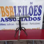 LOTE 053 - 03 MESAS DE MADEIRA E PÉS DE FERRO MEDIDAS VARIADAS. (NO ESTADO, NÃO SABEMOS SE FUNCIONA. LEILÃO NÃO TEM GARANTIA E NEM DEVOLUÇÃO).
