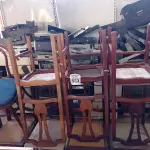 LOTE 553 - 08 CADEIRAS EM MADEIRA COM ASSENTO ALMOFADADO (NO ESTADO) ATENÇÃO! FAZER A VISITAÇÃO ANTES DE ARREMATAR, NÃO SABEMOS SE FUNCIONA. LEILÃO NÃO TEM GARANTIA E NEM DEVOLUÇÃO, SUJEITO A POSSÍVEIS AVARIAS VISÍVEIS/OCULTAS E/OU AUSÊNCIA DE COMPONENTES.