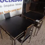 LOTE 032 - 02 MESAS DESIGN ARROJADO COM TAMPO DE MADEIRA E PÉS DE FERRO COM 04 CADEIRAS MEDINDO 80CMX80CM. (NO ESTADO, NÃO SABEMOS SE FUNCIONA. LEILÃO NÃO TEM GARANTIA E NEM DEVOLUÇÃO).
