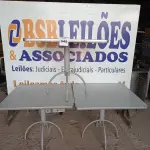 LOTE 045 - 03 MESAS COM TAMPO DE MADEIRAS E PÉS DE FERRO MEDINDO 90CMX90CM. (NO ESTADO, NÃO SABEMOS SE FUNCIONA. LEILÃO NÃO TEM GARANTIA E NEM DEVOLUÇÃO).