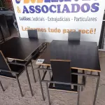LOTE 030 - 02 MESAS DESIGN ARROJADO COM TAMPO DE MADEIRA E PÉS DE FERRO COM 04 CADEIRAS MEDINDO 80CMX80CM. (NO ESTADO, NÃO SABEMOS SE FUNCIONA. LEILÃO NÃO TEM GARANTIA E NEM DEVOLUÇÃO).