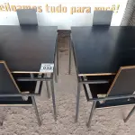LOTE 032 - 02 MESAS DESIGN ARROJADO COM TAMPO DE MADEIRA E PÉS DE FERRO COM 04 CADEIRAS MEDINDO 80CMX80CM. (NO ESTADO, NÃO SABEMOS SE FUNCIONA. LEILÃO NÃO TEM GARANTIA E NEM DEVOLUÇÃO).