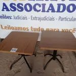 LOTE 072 - 02 MESAS COM TAMPO DE MADEIRA E PÉS DE FERRO MEDINDO 70CMX70CM. (NO ESTADO, NÃO SABEMOS SE FUNCIONA. LEILÃO NÃO TEM GARANTIA E NEM DEVOLUÇÃO).