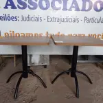 LOTE 068 - 02 MESAS COM TAMPO DE MADEIRA E PÉS DE FERRO MEDINDO 70CMX70CM. (NO ESTADO, NÃO SABEMOS SE FUNCIONA. LEILÃO NÃO TEM GARANTIA E NEM DEVOLUÇÃO).