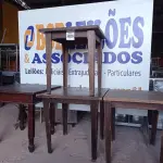 LOTE 023 - 04 MESAS EM MADEIRA MEDINDO 80X80CM. (NO ESTADO, NÃO SABEMOS SE FUNCIONA. LEILÃO NÃO TEM GARANTIA E NEM DEVOLUÇÃO).