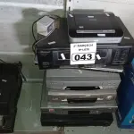 LOTE 043 - 04 VIDEOCASSETES, 02 APARELHOS DE DVD E 01 CASSETE DECK. (NO ESTADO) ATENÇÃO! FAZER A VISITAÇÃO ANTES DE ARREMATAR, NÃO SABEMOS SE FUNCIONA. LEILÃO NÃO TEM GARANTIA E NEM DEVOLUÇÃO, SUJEITO A POSSÍVEIS AVARIAS VISÍVEIS/OCULTAS E/OU AUSÊNCIA DE COMPONENTES.