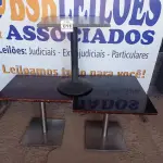 LOTE 011 - 03 MESAS DE MADEIRA COM BASE DE FERRO MEDINDO MEDIDAS VARIADAS. (NO ESTADO, NÃO SABEMOS SE FUNCIONA. LEILÃO NÃO TEM GARANTIA E NEM DEVOLUÇÃO).