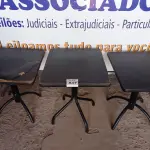 LOTE 047 - 03 MESAS DE MADEIRA E PÉS DE FERRO MEDIDAS VARIADAS. (NO ESTADO, NÃO SABEMOS SE FUNCIONA. LEILÃO NÃO TEM GARANTIA E NEM DEVOLUÇÃO).