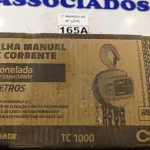 LOTE 165 - 01 TALHA MANUAL DE CORRENTE 1 TONELADA DE CAPACIDADE E 05 METROS MODELO: TC1000 CSM RENTAL PRO. (NOVO) (NO ESTADO) ATENÇÃO! FAZER A VISITAÇÃO ANTES DE ARREMATAR, NÃO SABEMOS SE FUNCIONA. LEILÃO NÃO TEM GARANTIA E NEM DEVOLUÇÃO, SUJEITO A POSSÍVEIS AVARIAS VISÍVEIS/OCULTAS E/OU AUSÊNCIA DE COMPONENTES.