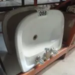 LOTE 088 - 02 CUBAS PARA LAVATÓRIO COM TORNEIRAS DE METAL COM ACIONAMENTO DUPLO. (NO ESTADO) ATENÇÃO! FAZER A VISITAÇÃO ANTES DE ARREMATAR, NÃO SABEMOS SE FUNCIONA. LEILÃO NÃO TEM GARANTIA E NEM DEVOLUÇÃO, SUJEITO A POSSÍVEIS AVARIAS VISÍVEIS/OCULTAS E/OU AUSÊNCIA DE COMPONENTES.