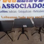 LOTE 046 - 03 MESAS DE MADEIRA E PÉS DE FERRO MEDIDAS VARIADAS. (NO ESTADO, NÃO SABEMOS SE FUNCIONA. LEILÃO NÃO TEM GARANTIA E NEM DEVOLUÇÃO).