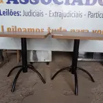 LOTE 069 - 02 MESAS COM TAMPO DE MADEIRA E PÉS DE FERRO MEDINDO 70CMX70CM. (NO ESTADO, NÃO SABEMOS SE FUNCIONA. LEILÃO NÃO TEM GARANTIA E NEM DEVOLUÇÃO).