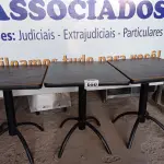 LOTE 050 - 03 MESAS DE MADEIRA E PÉS DE FERRO MEDIDAS VARIADAS. (NO ESTADO, NÃO SABEMOS SE FUNCIONA. LEILÃO NÃO TEM GARANTIA E NEM DEVOLUÇÃO).
