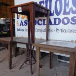 LOTE 024 - 04 MESAS DE MADEIRA, SENDO 01 COM AZULEJO. (NO ESTADO, NÃO SABEMOS SE FUNCIONA. LEILÃO NÃO TEM GARANTIA E NEM DEVOLUÇÃO).