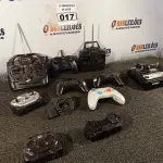 LOTE 017 - 01 LOTE COM CONTROLES DIVERSOS. (NO ESTADO) ATENÇÃO! FAZER A VISITAÇÃO ANTES DE ARREMATAR, NÃO SABEMOS SE FUNCIONA. LEILÃO NÃO TEM GARANTIA E NEM DEVOLUÇÃO, SUJEITO A POSSÍVEIS AVARIAS VISÍVEIS/OCULTAS E/OU AUSÊNCIA DE COMPONENTES.