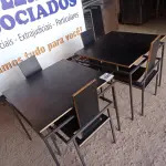 LOTE 029 - 02 MESAS DESIGN ARROJADO COM TAMPO DE MADEIRA E PÉS DE FERRO COM 04 CADEIRAS MEDINDO 80CMX80CM. (NO ESTADO, NÃO SABEMOS SE FUNCIONA. LEILÃO NÃO TEM GARANTIA E NEM DEVOLUÇÃO).