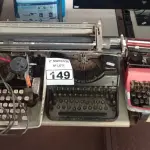 LOTE 149 - 03 MÁQUINAS DE ESCREVER. (NO ESTADO) ATENÇÃO! FAZER A VISITAÇÃO ANTES DE ARREMATAR, NÃO SABEMOS SE FUNCIONA. LEILÃO NÃO TEM GARANTIA E NEM DEVOLUÇÃO, SUJEITO A POSSÍVEIS AVARIAS VISÍVEIS/OCULTAS E/OU AUSÊNCIA DE COMPONENTES.