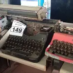 LOTE 149 - 03 MÁQUINAS DE ESCREVER. (NO ESTADO) ATENÇÃO! FAZER A VISITAÇÃO ANTES DE ARREMATAR, NÃO SABEMOS SE FUNCIONA. LEILÃO NÃO TEM GARANTIA E NEM DEVOLUÇÃO, SUJEITO A POSSÍVEIS AVARIAS VISÍVEIS/OCULTAS E/OU AUSÊNCIA DE COMPONENTES.