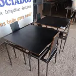LOTE 026 - 02 MESAS DESIGN ARROJADO COM TAMPO DE MADEIRA E PÉS DE FERRO COM 04 CADEIRAS MEDINDO 80CMX80CM. (NO ESTADO, NÃO SABEMOS SE FUNCIONA. LEILÃO NÃO TEM GARANTIA E NEM DEVOLUÇÃO).