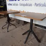 LOTE 067 - 02 MESAS COM TAMPO DE MADEIRA E PÉS DE FERRO MEDINDO 70CMX70CM. (NO ESTADO, NÃO SABEMOS SE FUNCIONA. LEILÃO NÃO TEM GARANTIA E NEM DEVOLUÇÃO).