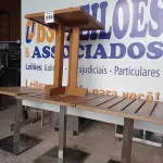 LOTE 035 - 03 MESAS COM TAMPO EM MADEIRA E PÉS DE FERRO 70CMX70CM, SENDO 01SEM O TAMPO. (NO ESTADO, NÃO SABEMOS SE FUNCIONA. LEILÃO NÃO TEM GARANTIA E NEM DEVOLUÇÃO).