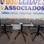 LOTE 047 - 03 MESAS DE MADEIRA E PÉS DE FERRO MEDIDAS VARIADAS. (NO ESTADO, NÃO SABEMOS SE FUNCIONA. LEILÃO NÃO TEM GARANTIA E NEM DEVOLUÇÃO).