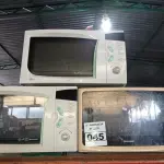 LOTE 045 - 03 MICRO-ONDAS MARCAS E MODELOS DIVERSOS. (NO ESTADO) ATENÇÃO! FAZER A VISITAÇÃO ANTES DE ARREMATAR, NÃO SABEMOS SE FUNCIONA. LEILÃO NÃO TEM GARANTIA E NEM DEVOLUÇÃO, SUJEITO A POSSÍVEIS AVARIAS VISÍVEIS/OCULTAS E/OU AUSÊNCIA DE COMPONENTES.