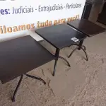 LOTE 046 - 03 MESAS DE MADEIRA E PÉS DE FERRO MEDIDAS VARIADAS. (NO ESTADO, NÃO SABEMOS SE FUNCIONA. LEILÃO NÃO TEM GARANTIA E NEM DEVOLUÇÃO).
