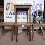 LOTE 036 - 04 MESAS EM MADEIRA MEDINDO 80CMX80CM COM 04 BANQUETAS DE PLÁSTICO. (NO ESTADO, NÃO SABEMOS SE FUNCIONA. LEILÃO NÃO TEM GARANTIA E NEM DEVOLUÇÃO).