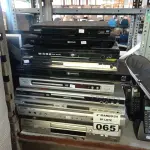 LOTE 065 - 10 APARELHOS DE DVD MARCAS E MODELOS DIVERSOS PARA RETIRADA DE PEÇAS. (NO ESTADO) ATENÇÃO! FAZER A VISITAÇÃO ANTES DE ARREMATAR, NÃO SABEMOS SE FUNCIONA. LEILÃO NÃO TEM GARANTIA E NEM DEVOLUÇÃO, SUJEITO A POSSÍVEIS AVARIAS VISÍVEIS/OCULTAS E/OU AUSÊNCIA DE COMPONENTES.