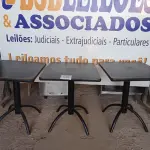 LOTE 052 - 03 MESAS DE MADEIRA E PÉS DE FERRO MEDIDAS VARIADAS. (NO ESTADO, NÃO SABEMOS SE FUNCIONA. LEILÃO NÃO TEM GARANTIA E NEM DEVOLUÇÃO).