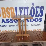 LOTE 035 - 03 MESAS COM TAMPO EM MADEIRA E PÉS DE FERRO 70CMX70CM, SENDO 01SEM O TAMPO. (NO ESTADO, NÃO SABEMOS SE FUNCIONA. LEILÃO NÃO TEM GARANTIA E NEM DEVOLUÇÃO).