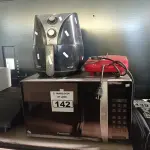 LOTE 142 - 01 MICRO-ONDAS, 01 AIR FRY E 01 SANDUICHEIRA. (NO ESTADO) ATENÇÃO! FAZER A VISITAÇÃO ANTES DE ARREMATAR, NÃO SABEMOS SE FUNCIONA. LEILÃO NÃO TEM GARANTIA E NEM DEVOLUÇÃO, SUJEITO A POSSÍVEIS AVARIAS VISÍVEIS/OCULTAS E/OU AUSÊNCIA DE COMPONENTES.