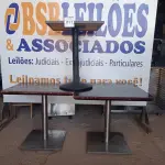 LOTE 011 - 03 MESAS DE MADEIRA COM BASE DE FERRO MEDINDO MEDIDAS VARIADAS. (NO ESTADO, NÃO SABEMOS SE FUNCIONA. LEILÃO NÃO TEM GARANTIA E NEM DEVOLUÇÃO).