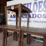 LOTE 040 - 04 MESAS DE MADEIRA MEDINDO 80CMX80CM. (NO ESTADO, NÃO SABEMOS SE FUNCIONA. LEILÃO NÃO TEM GARANTIA E NEM DEVOLUÇÃO).