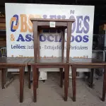 LOTE 039 - 04 MESAS DE MADEIRA MEDINDO 80CMX80CM. (NO ESTADO, NÃO SABEMOS SE FUNCIONA. LEILÃO NÃO TEM GARANTIA E NEM DEVOLUÇÃO).