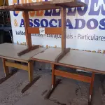 LOTE 017 - 03 MESAS DE MADEIRA MEDINDO 120CMX75CM. (NO ESTADO, NÃO SABEMOS SE FUNCIONA. LEILÃO NÃO TEM GARANTIA E NEM DEVOLUÇÃO).