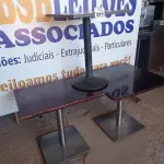 LOTE 011 - 03 MESAS DE MADEIRA COM BASE DE FERRO MEDINDO MEDIDAS VARIADAS. (NO ESTADO, NÃO SABEMOS SE FUNCIONA. LEILÃO NÃO TEM GARANTIA E NEM DEVOLUÇÃO).