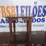 LOTE 041 - 04 MESAS DE MADEIRA MEDINDO 80CMX80CM. (NO ESTADO, NÃO SABEMOS SE FUNCIONA. LEILÃO NÃO TEM GARANTIA E NEM DEVOLUÇÃO).