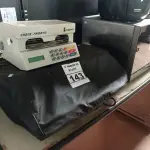 LOTE 143 - 01 MÁQUINA DE ESCREVER E 01 MÁQUINA DE PREENCHER CHEQUES. (NO ESTADO) ATENÇÃO! FAZER A VISITAÇÃO ANTES DE ARREMATAR, NÃO SABEMOS SE FUNCIONA. LEILÃO NÃO TEM GARANTIA E NEM DEVOLUÇÃO, SUJEITO A POSSÍVEIS AVARIAS VISÍVEIS/OCULTAS E/OU AUSÊNCIA DE COMPONENTES.