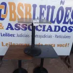 LOTE 014 - 03 MESAS DE MADEIRA COM PÉS DE FERRO MEDIDAS VARIADAS. (NO ESTADO, NÃO SABEMOS SE FUNCIONA. LEILÃO NÃO TEM GARANTIA E NEM DEVOLUÇÃO).