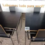 LOTE 031 - 02 MESAS DESIGN ARROJADO COM TAMPO DE MADEIRA E PÉS DE FERRO COM 04 CADEIRAS MEDINDO 80CMX80CM. (NO ESTADO, NÃO SABEMOS SE FUNCIONA. LEILÃO NÃO TEM GARANTIA E NEM DEVOLUÇÃO).