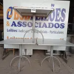 LOTE 044 - 03 MESAS COM TAMPO DE MADEIRAS E PÉS DE FERRO MEDINDO 90CMX90CM. (NO ESTADO, NÃO SABEMOS SE FUNCIONA. LEILÃO NÃO TEM GARANTIA E NEM DEVOLUÇÃO).