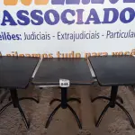 LOTE 048 - 03 MESAS DE MADEIRA E PÉS DE FERRO MEDIDAS VARIADAS. (NO ESTADO, NÃO SABEMOS SE FUNCIONA. LEILÃO NÃO TEM GARANTIA E NEM DEVOLUÇÃO).