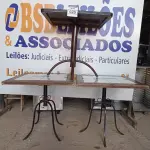 LOTE 025 - 03 MESAS DE MADEIRA COM PÉS DE FERRO, SENDO 02 COM TAMPO EM AZULEJO. (NO ESTADO, NÃO SABEMOS SE FUNCIONA. LEILÃO NÃO TEM GARANTIA E NEM DEVOLUÇÃO).
