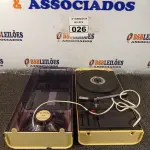 LOTE 026 - 01 TOCA DISCOS ANTIGO. (NO ESTADO) ATENÇÃO! FAZER A VISITAÇÃO ANTES DE ARREMATAR, NÃO SABEMOS SE FUNCIONA. LEILÃO NÃO TEM GARANTIA E NEM DEVOLUÇÃO, SUJEITO A POSSÍVEIS AVARIAS VISÍVEIS/OCULTAS E/OU AUSÊNCIA DE COMPONENTES.